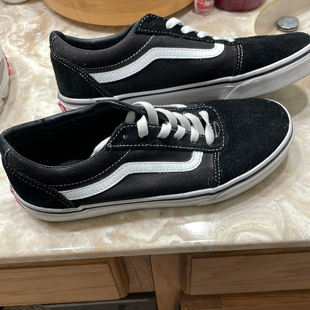 VANS Ward Blk/Wht Youth 6.5 Women’s 8